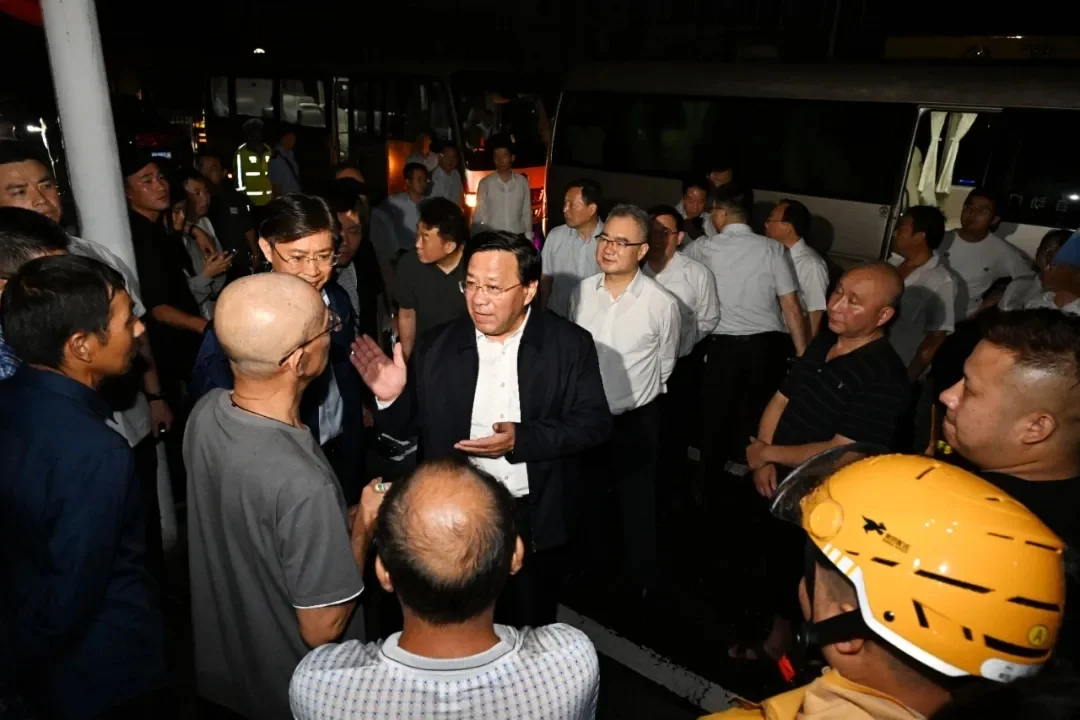 安徽歙县暴雨一医院还有医患未转移，省委书记当场拨通院长电话询问